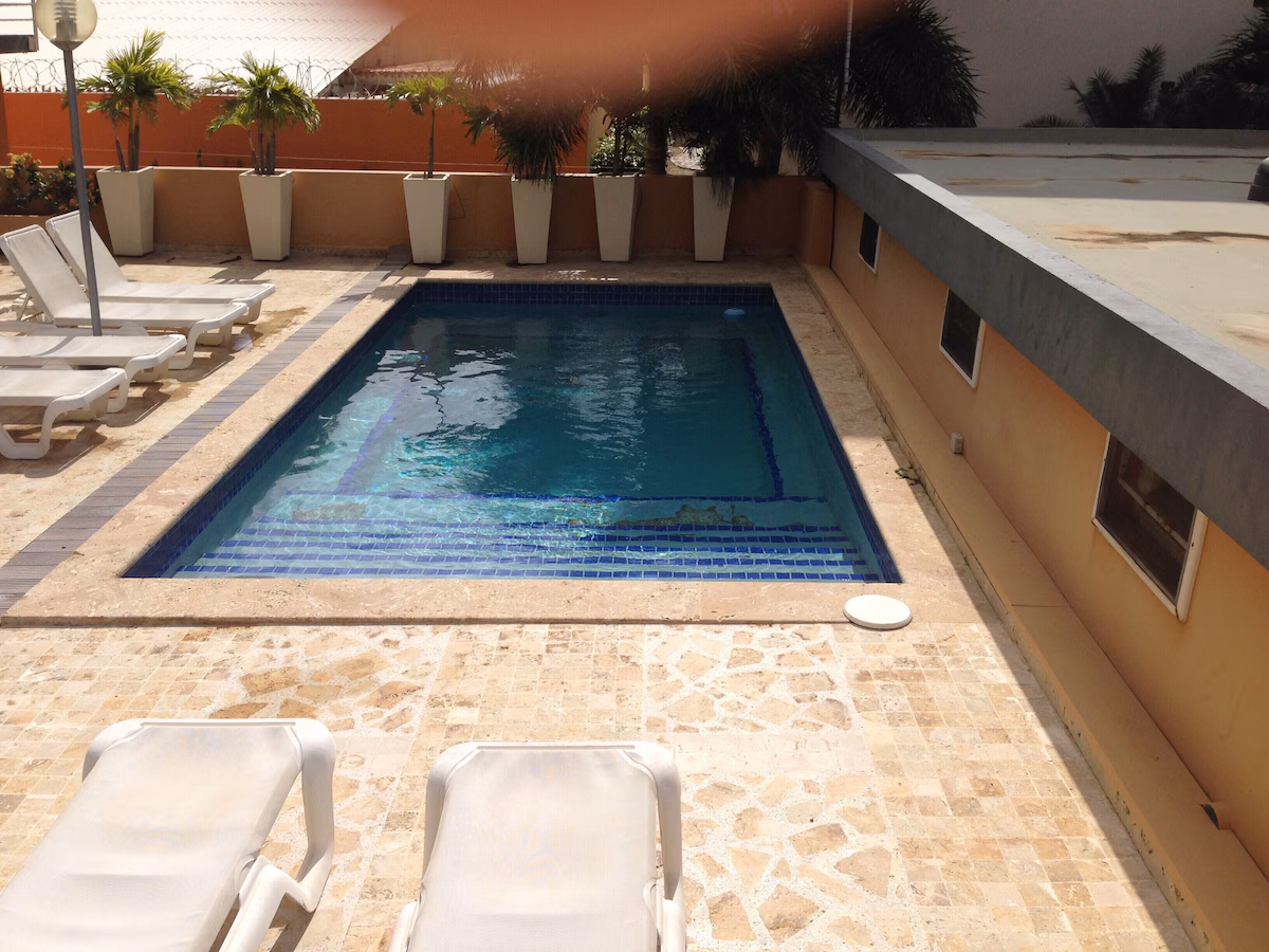 Outdoor pool Villa Trepanier